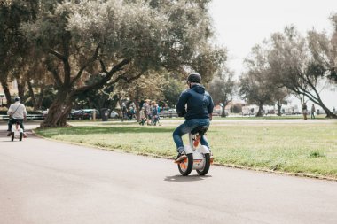 Lisbon, 18 Haziran 2018: Turist veya insanlar Şehir Parkı Bilem bölgesinde Sitway için devam