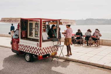 Lisbon, 18 Haziran 2018: Şarap Belem alanında Waterfront şehrin sokakta satışı. Sokak ticaret. Yerel halk ve turistler alkol waterfront, dinlenme ve söyle.