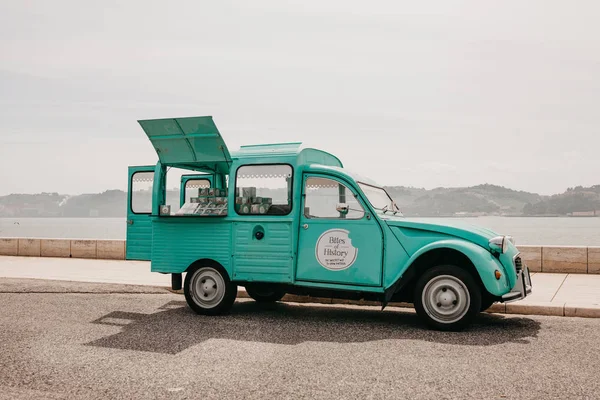 Lisbon, 18 Haziran 2018: Sokak gıda ya da tatlı bir vintage ve retro araba satışı. Sokak ticareti veya turist ve yerel halk için mal satan bir küçük işletme