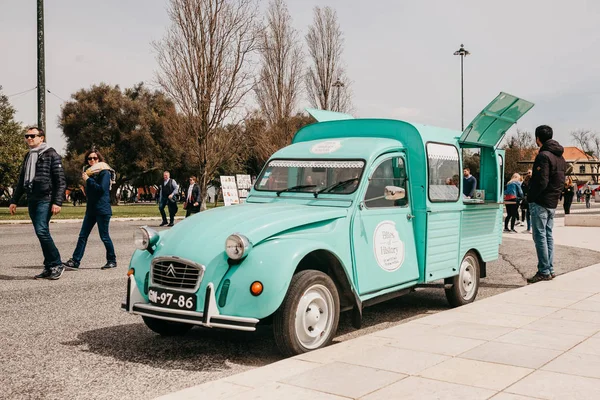 Lisbon, 18 Haziran 2018: Sokak gıda ya da tatlı bir vintage ve retro araba satışı. Sokak ticareti veya turist ve yerel halk için mal satan bir küçük işletme