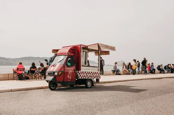 Lisbon, 18 Haziran 2018: Şarap Belem alanında Waterfront şehrin sokakta satışı. Sokak ticaret. Yerel halk ve turistler alkol waterfront, dinlenme ve söyle.