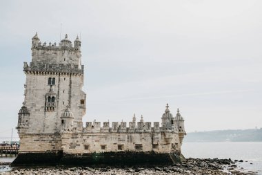 Torre de Belem veya Belem Kulesi Lizbon konumlar biridir. Kale 1515-1521 inşa edilmiştir. Bu şehir ziyaret turist için en sevdiğim yerlerden biri.