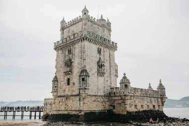 Torre de Belem veya Belem Kulesi Lizbon konumlar biridir. Kale 1515-1521 inşa edilmiştir. Bu şehir ziyaret turist için en sevdiğim yerlerden biri.