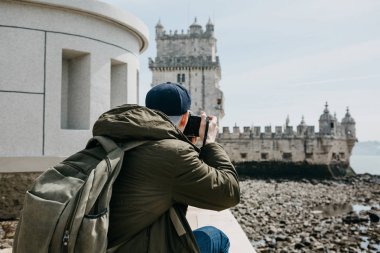 Profesyonel bir fotoğrafçı ya da bir genç erkek turist fotoğrafları Lizbon Portekiz manzaraları
