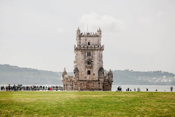 La Torre de Belem o la Torre de Belem es uno de los atractivos de Lisboa. La fortaleza fue construida en 1515-1521. Este es uno de los lugares favoritos para que los turistas visiten la ciudad . —  Fotos de Stock