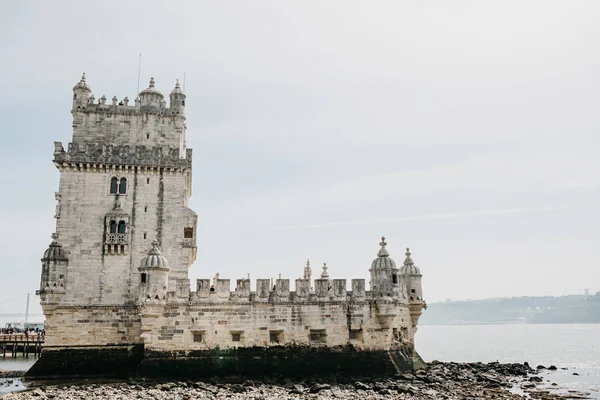 Torre de Belem veya Belem Kulesi Lizbon konumlar biridir. Kale 1515-1521 inşa edilmiştir. Bu şehir ziyaret turist için en sevdiğim yerlerden biri.