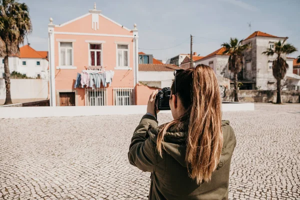 Un fotograf de stradă sau o tânără fotografiază case autentice din Lisabona, Portugalia. Fotograf profesionist sau turist care face fotografii pentru memorie — Fotografie, imagine de stoc