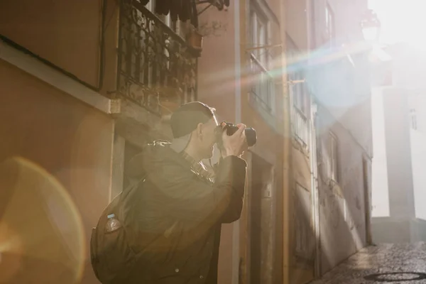 Pouliční fotograf nebo mladý muž vyfotil autentické domů v Lisabonu v Portugalsku. Profesionální fotograf nebo turistické fotografování pro paměť — Stock fotografie