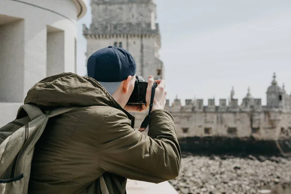 Профессиональный фотограф или молодой мужчина фотографирует достопримечательности Лиссабона в Португалии — стоковое фото