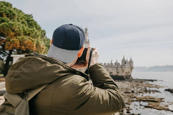 Profesionální fotograf nebo photographes mladý muž turistické památky v Lisabonu v Portugalsku — Stock fotografie