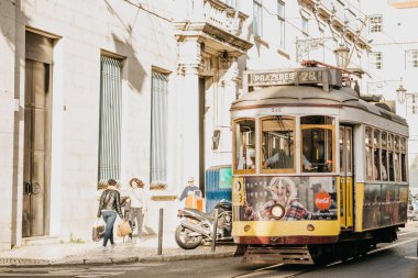 Lisbon, 18 Haziran 2018: Şehir sokakta bir eski moda sarı geleneksel tramvay yolculuğu