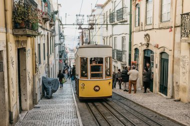 Lisbon, 18 Haziran 2018: Şehir sokakta bir eski moda sarı geleneksel tramvay yolculuğu