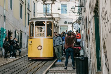 Lisbon, 18 Haziran 2018: Şehir sokakta bir eski moda sarı geleneksel tramvay yolculuğu