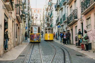 Lisbon, 18 Haziran 2018: Şehir sokakta bir eski moda sarı geleneksel tramvay yolculuğu