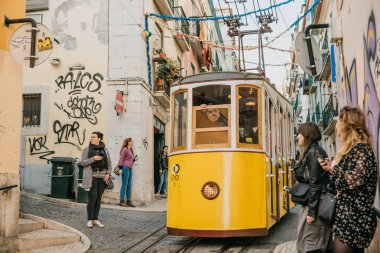 Lisbon, 18 Haziran 2018: Şehir sokakta bir eski moda sarı geleneksel tramvay yolculuğu