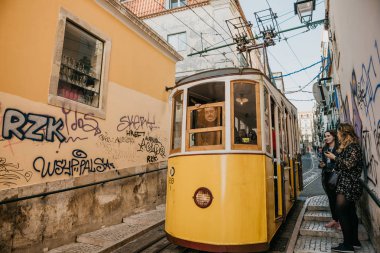 Lisbon, 18 Haziran 2018: Şehir sokakta bir eski moda sarı geleneksel tramvay yolculuğu