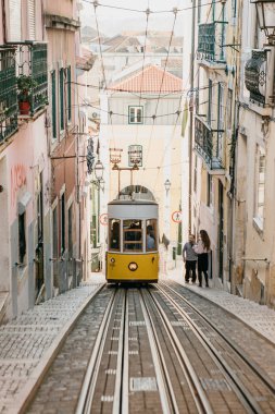 Lisbon, 18 Haziran 2018: Şehir sokakta bir eski moda sarı geleneksel tramvay yolculuğu