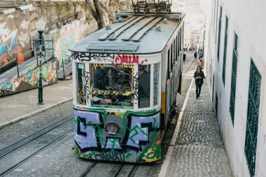 Lisbon, 18 Haziran 2018: Şehir sokakta bir eski moda geleneksel tramvay yolculuğu