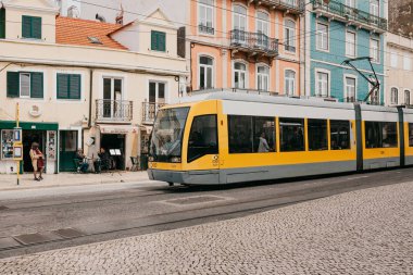 Lisbon, 18 Haziran 2018: Şehrin sokak aşağı bir modern tramvay yolculuğu.