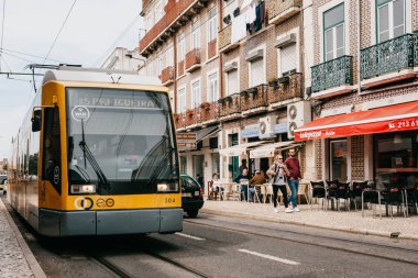 Lisbon, 18 Haziran 2018: Şehrin sokak aşağı bir modern tramvay yolculuğu.