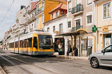 Lisbon, 18 Haziran 2018: Şehrin sokak aşağı bir modern tramvay yolculuğu.