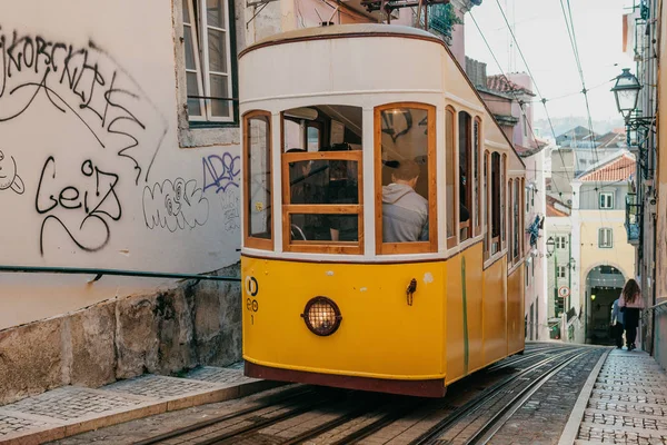 Lisbon, 18 Haziran 2018: Şehir sokakta bir eski moda sarı geleneksel tramvay yolculuğu