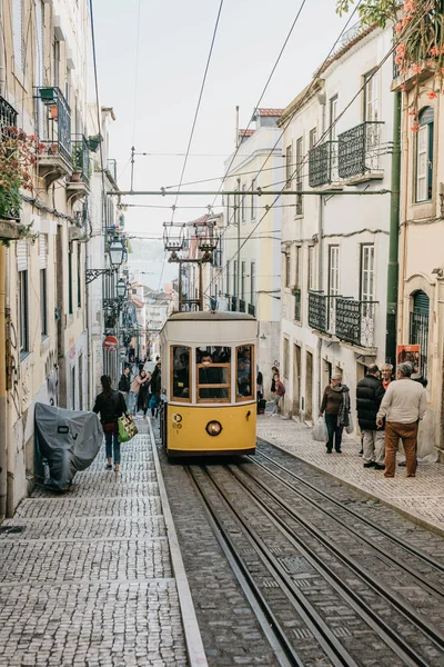 Lisbon, 18 Haziran 2018: Şehir sokakta bir eski moda sarı geleneksel tramvay yolculuğu