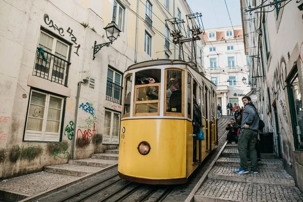 Lisbon, 18 Haziran 2018: Şehir sokakta bir eski moda sarı geleneksel tramvay yolculuğu