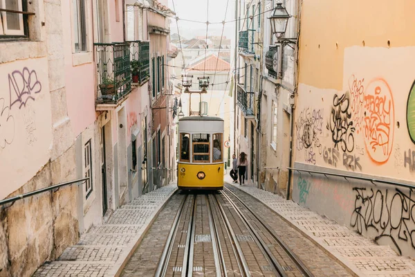 Lisbon, 18 Haziran 2018: Şehir sokakta bir eski moda sarı geleneksel tramvay yolculuğu