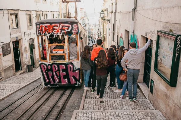 Lisbon, 18 Haziran 2018: Şehir sokakta bir eski moda geleneksel tramvay yolculuğu
