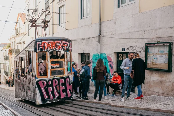 Lisbon, 18 Haziran 2018: Şehir sokakta bir eski moda geleneksel tramvay yolculuğu