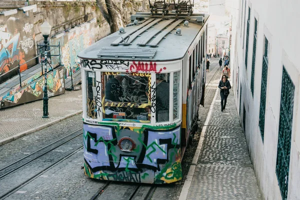 Lisbon, 18 Haziran 2018: Şehir sokakta bir eski moda geleneksel tramvay yolculuğu