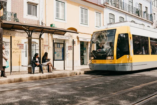 Lisbon, 18 Haziran 2018: Şehrin sokak aşağı bir modern tramvay yolculuğu.