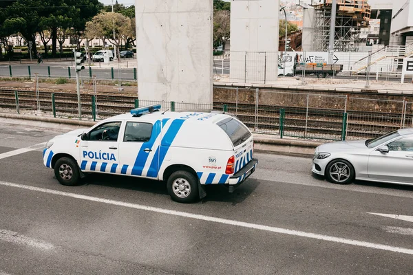 Lissabon, 18. Juni 2018: Ein Polizeiauto fährt die Straße hinunter. Schutz der öffentlichen Ordnung — Stockfoto