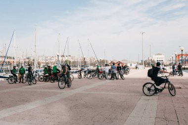 Lisbon, 18 Haziran 2018: Bisiklet üzerinde turist bir grup ya da sporcular şehrin Belem bölgesinde sahildeki güzel manzarasına hayran