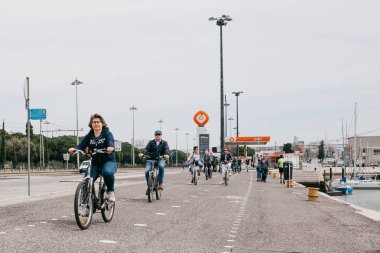 Lisbon, 18 Haziran 2018: Pozitif kişi veya turist binmek bisiklet Belem alan bir şehir sokak boyunca bir grup