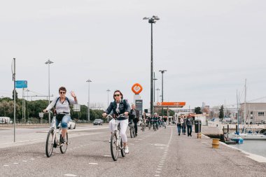 Lisbon, 18 Haziran 2018: Pozitif kişi veya turist binmek bisiklet Belem alan bir şehir sokak boyunca bir grup
