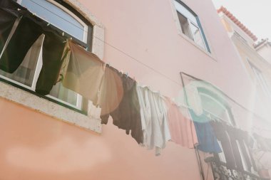 Otantik fotoğraf. Kuru giysiler bir apartmanda Lizbon Portekiz cephesinde. Giyim ve iç kurumasını asmak için Portekizce'nin karakteristik özelliği her yerdedir.