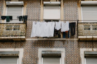 Otantik fotoğraf. Kuru giysiler bir apartmanda Lizbon Portekiz cephesinde. Giyim ve iç kurumasını asmak için Portekizce'nin karakteristik özelliği her yerdedir.