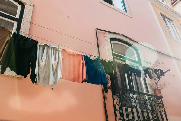 本格的な写真撮影。服は、ポルトガルのリスボンのアパートの建物のファサードに乾燥します。ポルトガル人の特徴はどこにでも服やリネン乾燥にたむろするには. — ストック写真
