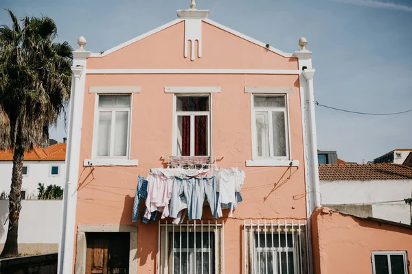 本格的な写真撮影。服は、ポルトガルのリスボンのアパートの建物のファサードに乾燥します。ポルトガル人の特徴はどこにでも服やリネン乾燥にたむろするには. — ストック写真