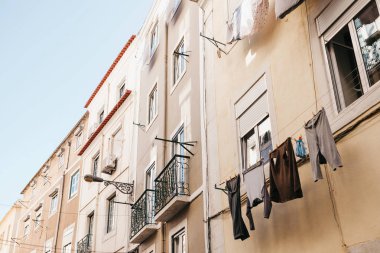 Otantik fotoğraf. Kuru giysiler bir apartmanda Lizbon Portekiz cephesinde. Giyim ve iç kurumasını asmak için Portekizce'nin karakteristik özelliği her yerdedir.