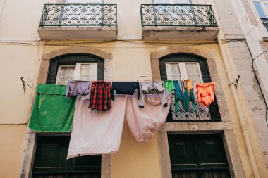 Otantik fotoğraf. Kuru giysiler bir apartmanda Lizbon Portekiz cephesinde. Giyim ve iç kurumasını asmak için Portekizce'nin karakteristik özelliği her yerdedir.