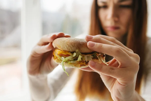 Młoda dziewczyna pokazuje, że ona nie lubi burger. Obraz koncepcyjny odmowy od niezdrowego jedzenia. — Zdjęcie stockowe