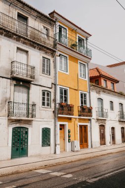 Geleneksel Avrupa mimarisi. Güzel eski evler Portekiz'de Lizbon sokakta