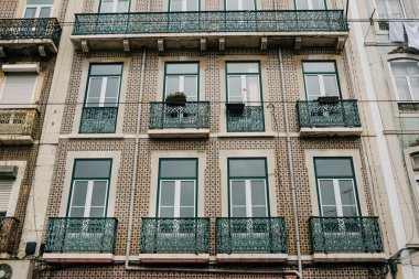 Geleneksel Avrupa mimarisi. Portekiz'de Lizbon sokakta geleneksel antika taşlarla süslenmiş güzel bir eski ev