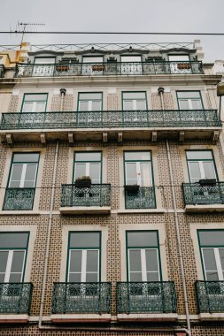 Geleneksel Avrupa mimarisi. Portekiz'de Lizbon sokakta geleneksel antika taşlarla süslenmiş güzel bir eski ev