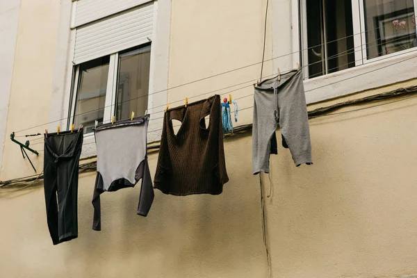 Authentieke fotografie. Kleding droog op de gevel van een flatgebouw in Lissabon in Portugal. Het kenmerk van de Portugezen is overal uit de kleren en linnen te drogen te hangen. — Stockfoto
