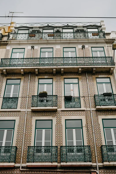 Geleneksel Avrupa mimarisi. Portekiz'de Lizbon sokakta geleneksel antika taşlarla süslenmiş güzel bir eski ev