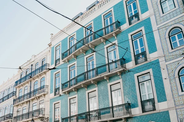 Geleneksel Avrupa mimarisi. Portekiz'de Lizbon sokakta geleneksel antika taşlarla süslenmiş güzel bir eski ev